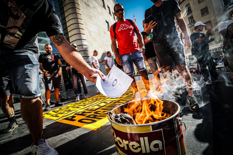 آتش‌زدن قبض‌‌‌ های برق در «ناپل» ایتالیا