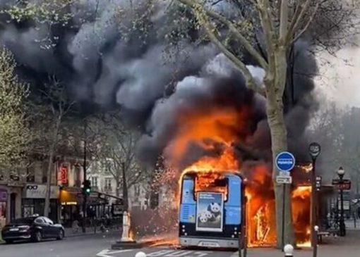 آتش گرفتن یک اتوبوس برقی در فرانسه