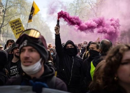 تظاهرات فرانسوی‌ها برای استعفای ماکرون
