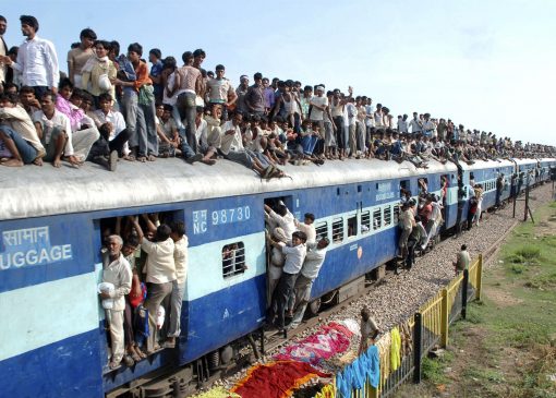 ساعت شلوغی در راه آهن هند