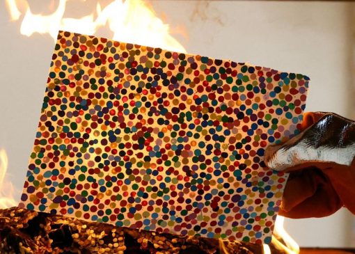 یک هنرمند ۱۰۰۰ نقاشی‌ خود را سوزاند