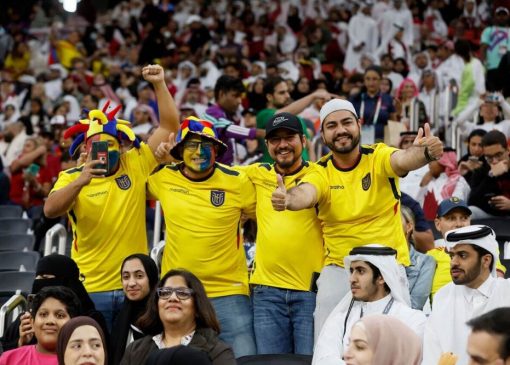 حرکت جنجالی هوادار اکوادور مقابل قطری‌ها