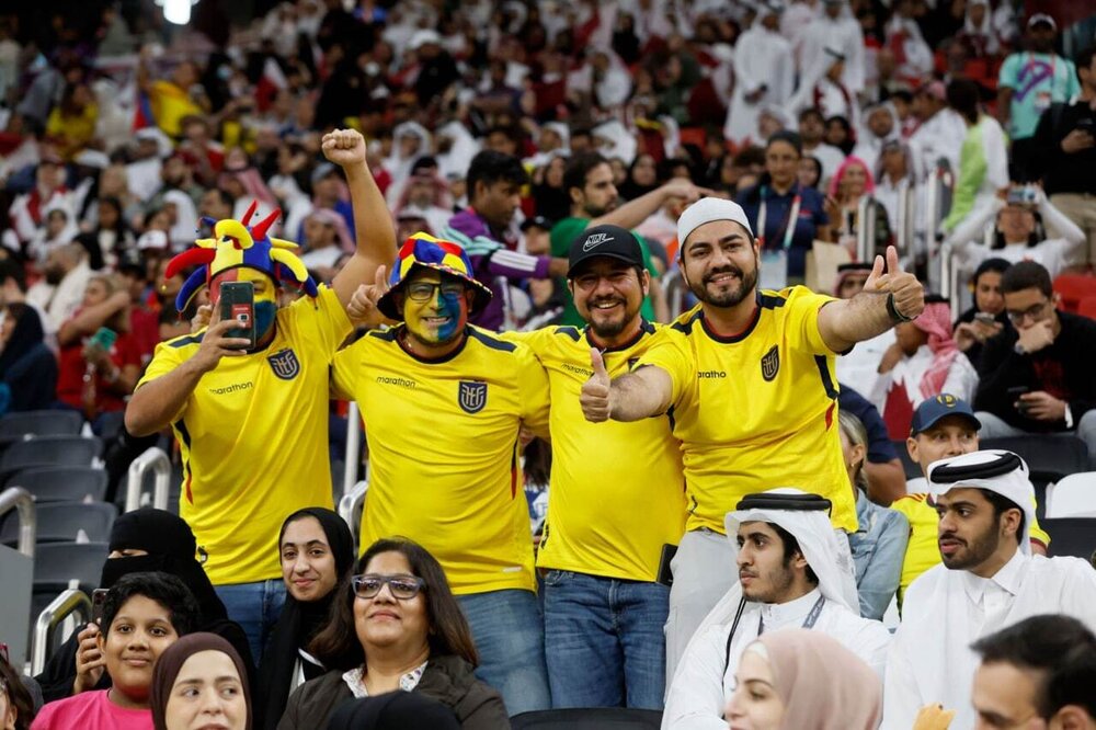 حرکت جنجالی هوادار اکوادور مقابل قطری‌ها