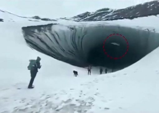 سقوط یخ عظیم یک غار روی سر گردشگر