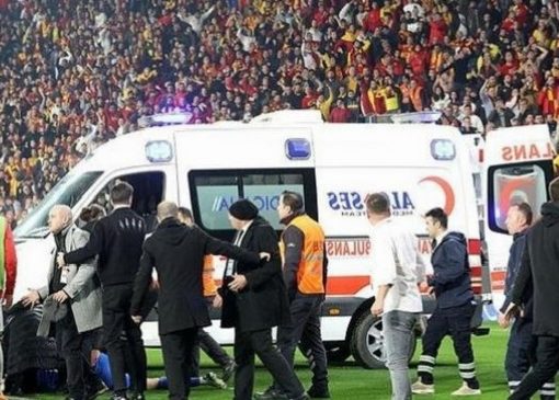 اتفاقی وحشتناک در فوتبال ترکیه؛ حمله به دروازه بان با پرچم کرنر!
